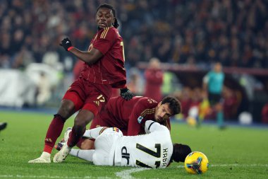 Roma, İtalya 7.12.2024: Roma 'dan Manu Kone, Lecce' den Mohamed Kaba, İtalya futbol şampiyonası sırasında Roma 'dan Mats Hummels of Roman Serie A Enilive 2024-2025 karşılaşmasında AS Romanlar Roma' daki Stadio Olimpico 'da ABD Lecce' ye karşı.
