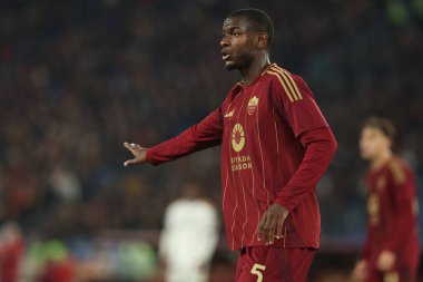 Roma, İtalya 7.12.2024: İtalyan futbol şampiyonluğu sırasında Roman Evan Ndicka Serie A Enilive 2024-2025 Roma-ABD Lecce maçı Roma 'daki Stadio Olimpico' da.