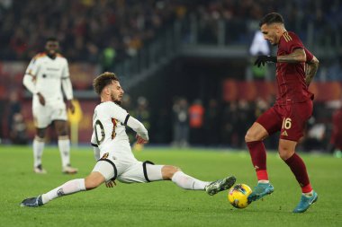 Roma, İtalya 7.12.2024: Lecce 'den Remi Oudin, İtalya futbol şampiyonası sırasında Roma' dan Zeki Çelik Serie A Enilive 2024-2025 Roma-ABD 'li Lecce maçında Roma' daki Stadio Olimpico 'da ABD' li Lecce 'ye karşı.