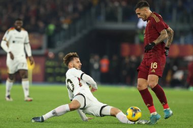 Roma, İtalya 7.12.2024: Lecce 'den Remi Oudin, İtalya futbol şampiyonası sırasında Roma' dan Zeki Çelik Serie A Enilive 2024-2025 Roma-ABD 'li Lecce maçında Roma' daki Stadio Olimpico 'da ABD' li Lecce 'ye karşı.