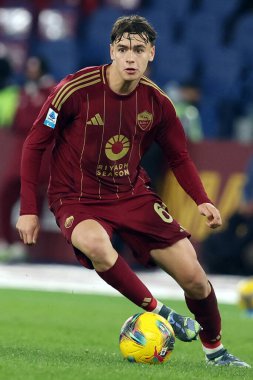 Roma, İtalya 7.12.2024: İtalya Futbol Şampiyonası sırasında Romanyalı Niccolo Pisilli Serie A Enilive 2024-2025 Roma-ABD Lecce maçında Roma 'daki Stadio Olimpico' da.