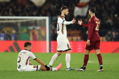 Roma, İtalya 7.12.2024: Roma 'dan Mario Hermoso İtalya futbol şampiyonası sonunda Lecce' den Remi Oudin 'i selamladı: Serie A Enilive 2024-2025 Roma-ABD' li Lecce 'ye karşı Roma Stadyumu Olimpico' da oynanan AS Roma maçı.