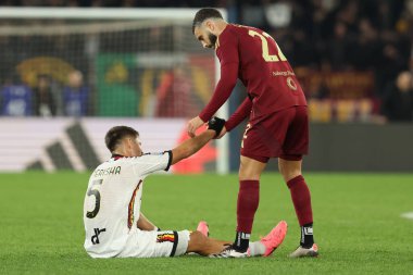 Roma, İtalya 7.12.2024: Roma 'dan Mario Hermoso İtalya futbol şampiyonası Serie A Enilive 2025 karşılaşması sonunda Lecce' li Medon Berişa 'yı selamladı.