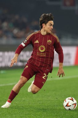 Roma, İtalya 12.12.2024: Uefa Avrupa Ligi 2024-2025, 6. gün Roma 'daki Olimpiyat Stadyumu' nda AS Romanlar SC Braga 'ya karşı oynanan futbol karşılaşması sırasında Romanlardan Paulo Dybala.