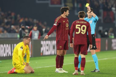 Roma, İtalya 12.12.2024: Uefa Avrupa Ligi 2024-2025 gününde Roma Mats Hummel 'leri için sarı kart, Roma' daki Olimpiyat Stadyumu 'nda AS Roma-SC Braga arasındaki futbol karşılaşması.