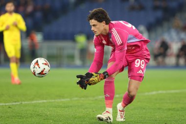 Roma, İtalya 12.12.2024: Uefa Avrupa Ligi 2024-2025, 6. gün, Roma 'daki Olimpiyat Stadyumu' nda AS Romanlar SC Braga 'ya karşı oynanan futbol karşılaşması sırasında Roman Svilar of Roma.