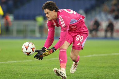 Roma, İtalya 12.12.2024: Uefa Avrupa Ligi 2024-2025, 6. gün, Roma 'daki Olimpiyat Stadyumu' nda AS Romanlar SC Braga 'ya karşı oynanan futbol karşılaşması sırasında Roman Svilar of Roma.