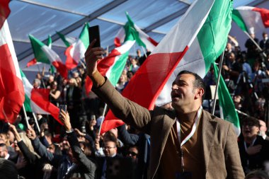 Roma, İtalya 15.12.2024: Sağ görüşlü vatansever, iktidar partisi Fratelli D 'Italia' nın Atreju 2024 adlı siyasi etkinliği sırasında Circus Maximus 'ta fotoğraf çekti