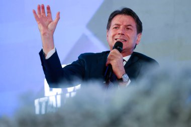 Roma, İtalya 14.12.2024: Beş Yıldız Hareketi lideri Giuseppe Conte, iktidar partisi Fratelli D 'Italia' nın Roma 'daki Circo Massimo' da düzenlediği Atreju 2024 adlı siyasi etkinlik sırasında kamuoyu önünde konuştu.