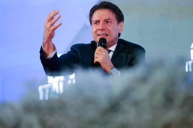 Roma, İtalya 14.12.2024: Beş Yıldız Hareketi lideri Giuseppe Conte, iktidar partisi Fratelli D 'Italia' nın Roma 'daki Circo Massimo' da düzenlediği Atreju 2024 adlı siyasi etkinlik sırasında kamuoyu önünde konuştu.