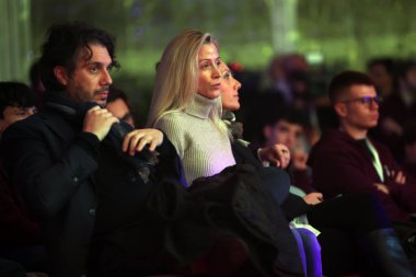 Roma, İtalya 14.12.2024: Beş Yıldız Hareketi Lideri Giuseppe Conte 'nin Olivia Paladino kız arkadaşı, iktidar partisi Fratelli D' Italia 'nın Atreju 2024 adlı partisi tarafından R' deki Circo Massimo 'da düzenlenen siyasi etkinlik sırasında kamuoyuna konuşma yaptı.