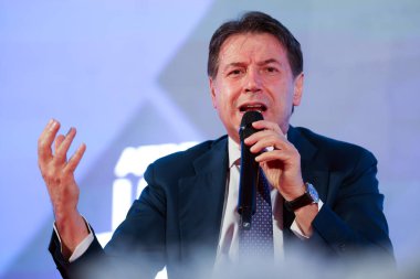 Roma, İtalya 14.12.2024: Beş Yıldız Hareketi lideri Giuseppe Conte, iktidar partisi Fratelli D 'Italia' nın Roma 'daki Circo Massimo' da düzenlediği Atreju 2024 adlı siyasi etkinlik sırasında kamuoyu önünde konuştu.
