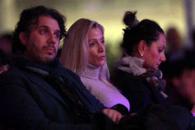 Roma, İtalya 14.12.2024: Beş Yıldız Hareketi Lideri Giuseppe Conte 'nin Olivia Paladino kız arkadaşı, iktidar partisi Fratelli D' Italia 'nın Atreju 2024 adlı partisi tarafından R' deki Circo Massimo 'da düzenlenen siyasi etkinlik sırasında kamuoyuna konuşma yaptı.