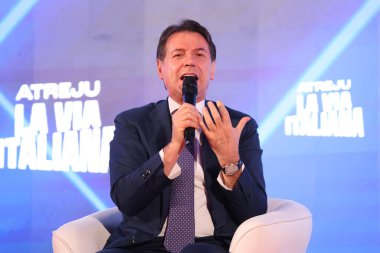 Roma, İtalya 14.12.2024: Beş Yıldız Hareketi lideri Giuseppe Conte, iktidar partisi Fratelli D 'Italia' nın Roma 'daki Circo Massimo' da düzenlediği Atreju 2024 adlı siyasi etkinlik sırasında kamuoyu önünde konuştu.