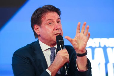 Roma, İtalya 14.12.2024: Beş Yıldız Hareketi lideri Giuseppe Conte, iktidar partisi Fratelli D 'Italia' nın Roma 'daki Circo Massimo' da düzenlediği Atreju 2024 adlı siyasi etkinlik sırasında kamuoyu önünde konuştu.