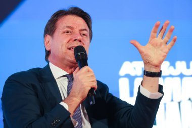 Roma, İtalya 14.12.2024: Beş Yıldız Hareketi lideri Giuseppe Conte, iktidar partisi Fratelli D 'Italia' nın Roma 'daki Circo Massimo' da düzenlediği Atreju 2024 adlı siyasi etkinlik sırasında kamuoyu önünde konuştu.