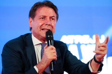 Roma, İtalya 14.12.2024: Beş Yıldız Hareketi lideri Giuseppe Conte, iktidar partisi Fratelli D 'Italia' nın Roma 'daki Circo Massimo' da düzenlediği Atreju 2024 adlı siyasi etkinlik sırasında kamuoyu önünde konuştu.