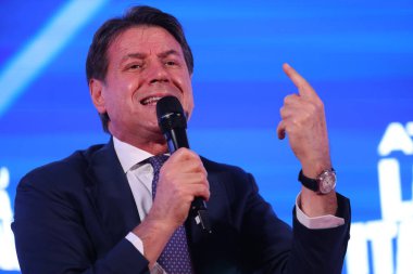 Roma, İtalya 14.12.2024: Beş Yıldız Hareketi lideri Giuseppe Conte, iktidar partisi Fratelli D 'Italia' nın Roma 'daki Circo Massimo' da düzenlediği Atreju 2024 adlı siyasi etkinlik sırasında kamuoyu önünde konuştu.