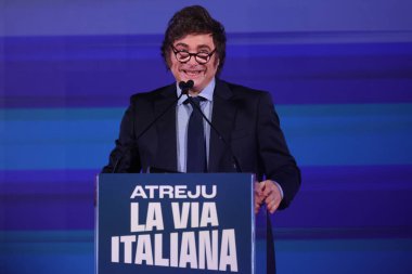 Roma, İtalya 14.12.2024: Arjantin başkanı Javier Milei, iktidar partisi Fratelli D 'Italia' nın Roma 'daki Circo Massimo' da düzenlediği siyasi etkinlik sırasında konuştu.