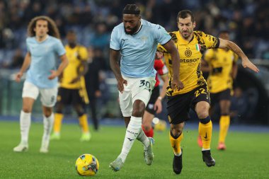 Roma, İtalya 16.12.2024: Inter 'den Mkhitaryan, İtalya futbol şampiyonluğu sırasında Lazio' dan Nuno Tavares Serie A Enilive 2024-2025 maçı sırasında Roma 'daki Stadio Olimpico' da SS Lazio 'ya karşı FC Internazionale karşılaşması 