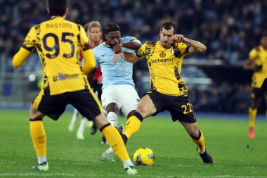 Roma, İtalya 16.12.2024: Inter 'den Mkhitaryan, İtalya futbol şampiyonluğu sırasında Lazio' dan Nuno Tavares Serie A Enilive 2024-2025 maçı sırasında Roma 'daki Stadio Olimpico' da SS Lazio 'ya karşı FC Internazionale karşılaşması 