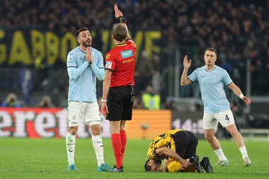 Roma, İtalya 16.12.2024: Lazio 'lu Mario Gila, İtalya futbol şampiyonası sırasında hakem Daniele Chiffi ile Roma' daki Stadio Olimpico 'da oynanan SS Lazio-FC Internazionale maçında protesto gösterisi yaptı. 