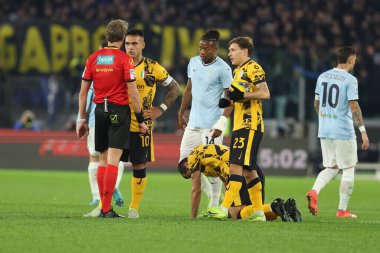 Roma, İtalya 16.12.2024: İtalya Futbol Şampiyonası sırasında hakem Daniele Chiffi ile Roma 'daki Stadio Olimpico' da oynanan SS Lazio-FC Internazionale maçında Lautaro Martinez ve hakem Daniele Chiffi protesto etti. 