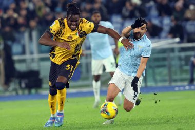 Roma, İtalya 16.12.2024: Bisseck of Inter, Pedro of Lazio İtalya futbol şampiyonasında Serie A Enilive 2024-2025 karşılaşmasında SS Lazio FC Internazionale ile Roma 'daki Stadio Olimpico' da karşılaşacak. 