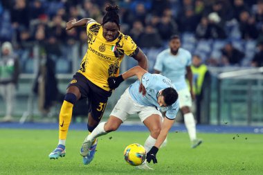 Roma, İtalya 16.12.2024: Bisseck of Inter, Pedro of Lazio İtalya futbol şampiyonasında Serie A Enilive 2024-2025 karşılaşmasında SS Lazio FC Internazionale ile Roma 'daki Stadio Olimpico' da karşılaşacak. 