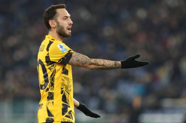 Roma, İtalya 16.12.2024: İtalya Futbol Şampiyonası sırasında Inter 'den Hakan Calhanoğlu Serie A Enilive 2024-2025 Maçı sırasında Roma' daki Stadio Olimpico 'da SS Lazio ile FC Internazionale karşılaşması 