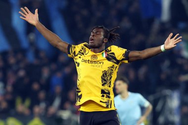 Roma, İtalya 16.12.2024: İtalya Futbol Şampiyonası sırasında Bisseck of Inter Serie A Enilive 2024-2025 Maç sırasında SS Lazio FC Internazionale 'ye karşı Roma' da Stadio Olimpico 'da 