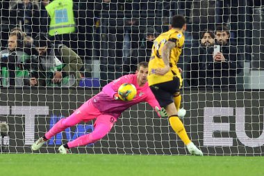 Roma, İtalya 16.12.2024: Inter takımından Hakan Calhanoğlu penaltı golünü attı ve İtalya futbol şampiyonası Serie A Enilive 2024-2025 karşılaşmasında Roma 'daki Stadio Olimpico' da SS Lazio ile FC Internazionale karşılaşmasını kutladı. 