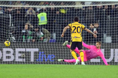 Roma, İtalya 16.12.2024: Inter takımından Hakan Calhanoğlu penaltı golünü attı ve İtalya futbol şampiyonası Serie A Enilive 2024-2025 karşılaşmasında Roma 'daki Stadio Olimpico' da SS Lazio ile FC Internazionale karşılaşmasını kutladı. 