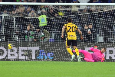 Roma, İtalya 16.12.2024: Inter takımından Hakan Calhanoğlu penaltı golünü attı ve İtalya futbol şampiyonası Serie A Enilive 2024-2025 karşılaşmasında Roma 'daki Stadio Olimpico' da SS Lazio ile FC Internazionale karşılaşmasını kutladı. 