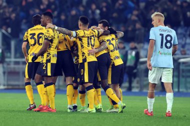 Roma, İtalya 16.12.2024: İtalya 'dan Nicolo Barella gol attı ve İtalya futbol şampiyonası Serie A Enilive 2024-2025 karşılaşmasında Roma' daki Stadio Olimpico 'da SS Lazio' ya karşı FC Internazionale maçında takımla birlikte kutladı. 