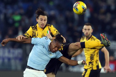 Roma, İtalya 16.12.2024: Inter 'den Matteo Darmian, Lazio' dan Tijjani Noslin İtalya futbol şampiyonası sırasında Serie A Enilive 2024-2025 karşılaşmasında SS Lazio, Roma 'daki Stadio Olimpico' da FC Internazionale 'ye karşı. 