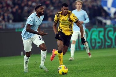 Roma, İtalya 16.12.2024: Lazio 'dan Nuno Tavares, İtalya futbol şampiyonluğu sırasında İtalya' dan Denzel Dumfries Serie A Enilive 2024-2025 maçı sırasında Roma 'daki Stadio Olimpico' da SS Lazio 'ya karşı FC Internazionale karşılaşması 