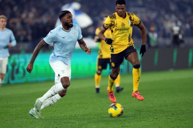 Roma, İtalya 16.12.2024: Lazio 'dan Nuno Tavares, İtalya futbol şampiyonluğu sırasında İtalya' dan Denzel Dumfries Serie A Enilive 2024-2025 maçı sırasında Roma 'daki Stadio Olimpico' da SS Lazio 'ya karşı FC Internazionale karşılaşması 