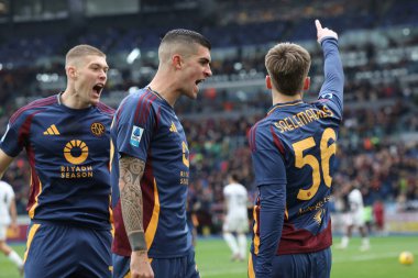 Roma, İtalya 22.12.2024: Roman Alexis Saelemaekers İtalya futbol şampiyonası Serie A Enilive 2024-2025 maçında Roma 'daki Stadio Olimpico' da AS Roma-Parma Calcio maçında golü attı ve takımla birlikte kutladı..