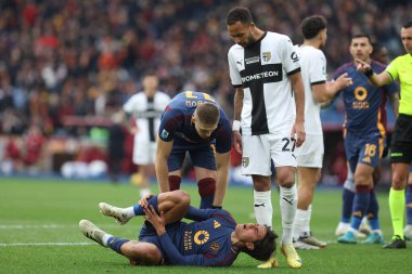 Roma, İtalya 22.12.2024: Romanlardan Artem Dovbyk İtalyan futbol şampiyonası Serie A Enilive 2024-2025 maçında yaralanan Romanlardan Paulo Dybala 'ya Roma' daki Stadio Olimpico 'da AS Roma-Parma Calcio maçında yardım etti.