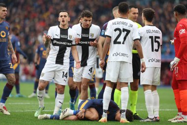 Roma, İtalya 22.12.2024: Parma 'dan Emanuele Valeri İtalya futbol şampiyonası sırasında hakem ile Roma' daki Stadio Olimpico 'da AS-Enilive 2024-2025 maçında hakemle protesto etti.