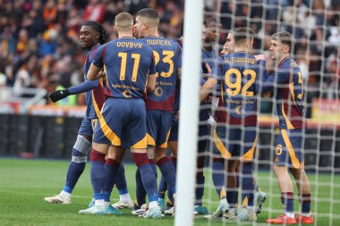 Roma, İtalya 22.12.2024: Romanyalı Paulo Dybala İtalya futbol şampiyonası Serie A Enilive 2024-2025 maçında Roma 'daki Stadio Olimpico' da AS Roma-Parma Calcio maçında gol ve takımla birlikte kutlama yaptı..