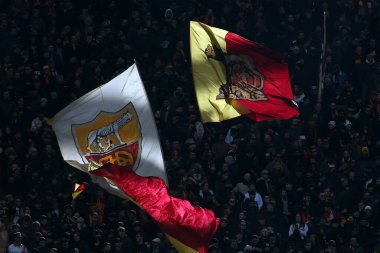 Roma, İtalya 22.12.2024: Roma 'daki Stadio Olimpico' da AS Roman Parma Calcio 'ya karşı oynanan İtalya Futbol Şampiyonası Serie A Enilive 2024-2025 karşılaşmasında Roman taraftarlar bayraklarını sallıyor.
