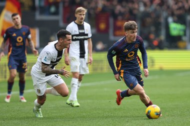 Roma, İtalya 22.12.2024: Parma 'dan Emanuele Valeri, İtalya futbol şampiyonluğu sırasında Roma' dan Alexis Saelemaekers Serie A Enilive 2024-2025 Roma-Parma Calcio maçında Roma 'daki Stadio Olimpico.