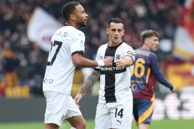 Roma, İtalya 22.12.2024: Parma 'dan Azevede Hernani, Parma' dan Emanuele Valeri İtalya futbol şampiyonası sırasında Serie A Enilive 2024-2025 Roma-Parma Calcio maçında Roma 'daki Stadio Olimpico' da AS Roma-Parma Calcio karşılaşması.