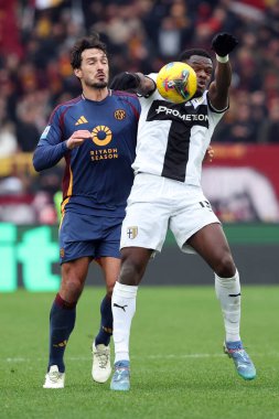 Roma, İtalya 22.12.2024: Roma Mats Hummels of Roma, Parma Bonny İtalya futbol şampiyonasında Serie A Enilive 2024-2025 Roma-Parma Calcio maçında Roma 'daki Stadio Olimpico' da AS-Parma Calcio karşılaşması.