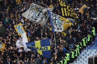 Roma, İtalya 22.12.2024: İtalyan futbol şampiyonası sırasında Parma taraftarları, Roma 'daki Stadio Olimpico' da AS Roma-Parma Calcio maçında Serie A Enilive 2024-2025 bayrağı taşıyor.