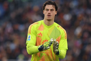 Roma, İtalya 22.12.2024: İtalya futbol şampiyonluğu sırasında Roma 'nın Mil Svilar' ı Serie A Enilive 2024-2025 maçında AS Romanlar Parma Calcio 'ya karşı Roma' daki Stadio Olimpico 'da.