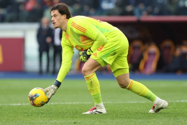 Roma, İtalya 22.12.2024: İtalya futbol şampiyonluğu sırasında Roma 'nın Mil Svilar' ı Serie A Enilive 2024-2025 maçında AS Romanlar Parma Calcio 'ya karşı Roma' daki Stadio Olimpico 'da.