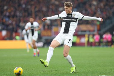 Roma, İtalya 22.12.2024: İtalyan futbol şampiyonluğu sırasında Parmalı Adrian Benedyczak Serie A Enilive 2024-2025 Roma-Parma Calcio maçında Roma 'daki Stadio Olimpico' da AS Roma - Parma Calcio karşılaşması.